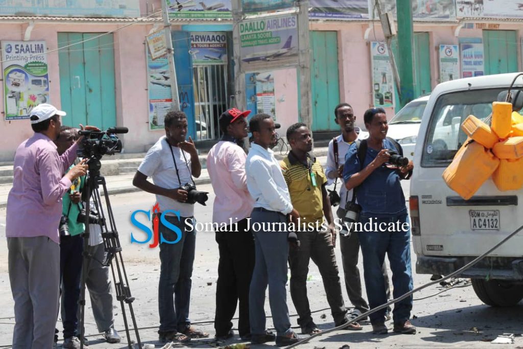 Weriyayaal ku sugan goob uu ka dhacay weerar hubeysan magaalada Muqdisho. | SAWIRKA: SJS.