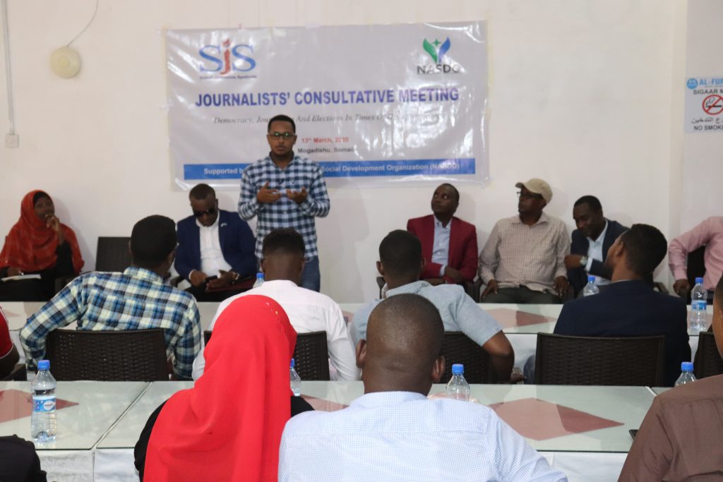 Journalist Abdulaziz Billow Ali speaks at the journalists' consultative meeting on Friday 13 March, 2020. | Photo credit/SJS.