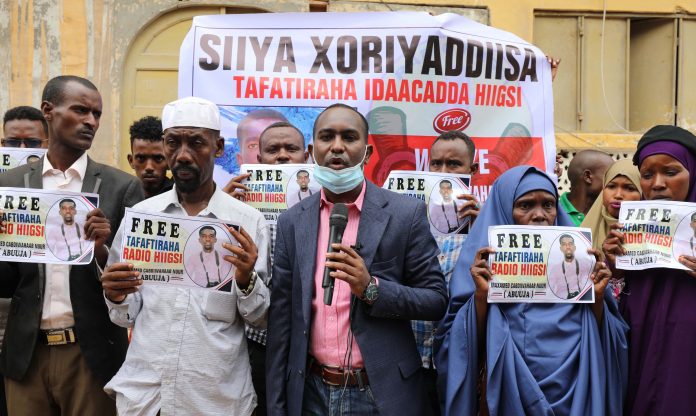 SJS Secretary General, Abdalle Ahmed Mumin speaks during a protest to demand release of imprisoned Radio Hiigsi editor, Mohamed Abuuja in Mogadishu, on Monday 20 April, 2020. | Photo credit: SJS.