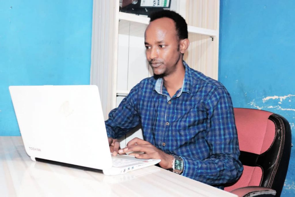 Somali Cable TV reporter, Liban Abdulle Mohamed in Jowhar. |Photo by Liban Abdulle Mohamed/ SJS.