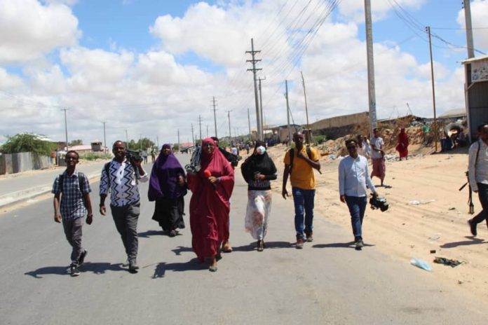 Journos-walk-to-cover-a-bomb-blast-on-Mogadishu-Afgoye-road