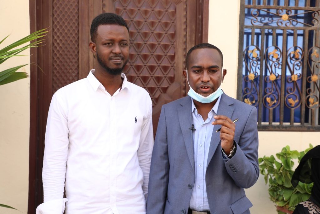 SJS Secretary General, Abdalle Ahmed Mumin (right) and Nation FM Radio Director, Abdul Shakur Mohamud (left) speak during the event on Monday, 17 May 2021. (PHOTO/SJS).