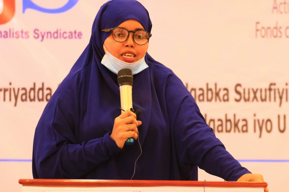 Muna Osman Isse, who works at Radio Galkayo speaks at the wrap up of a three-day training in Galkayo, Mudug on Thursday 9 September, 2021. | PHOTO CREDIT/SJS.