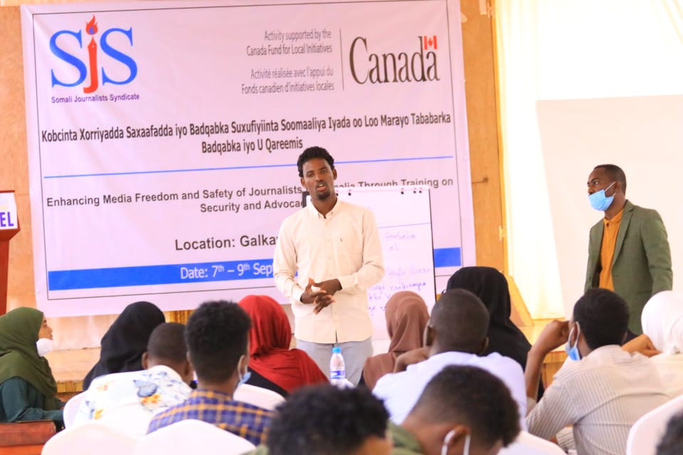 A journalist shares safety advice with fellow journalists during the end of a three-day training in Galkayo, Mudug on Thursday 9 September, 2021. | PHOTO CREDIT/SJS.