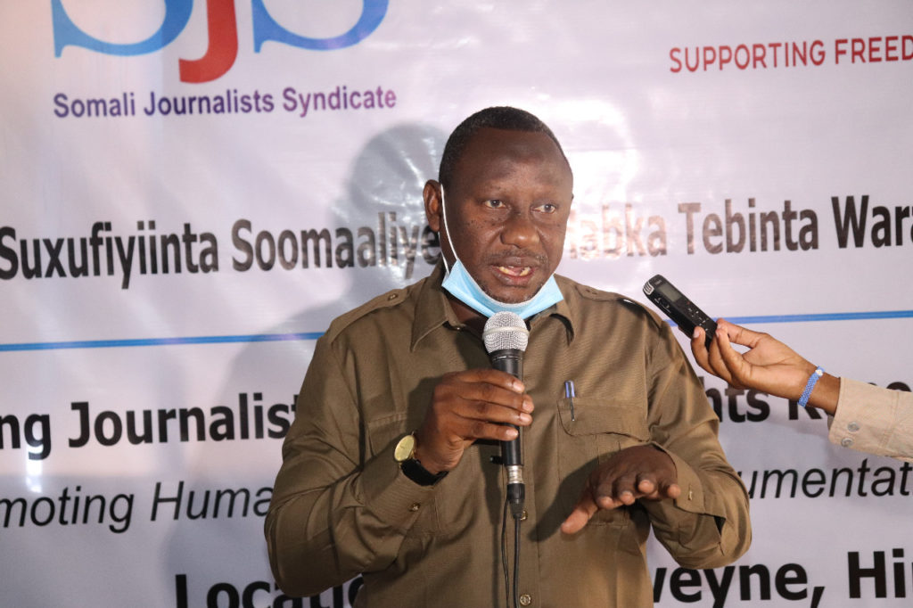 Hiiraan Deputy Governor, Sheikh Hussein Osman Ali speaks at the opening of the three-day training on human rights reporting in Beledweyne, Hiiraan region on Wednesday 1 September 2021. | PHOTO CREDIT/SJS.