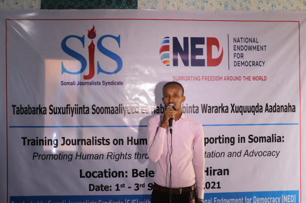 Hiiraan Journalists Club member and Radio Hiiraanweyn Deputy Director, Abdiweli Hussein Tawakal speaks at the opening of the three-day training on human rights reporting in Beledweyne, Hiiraan region on Wednesday 1 September 2021. | PHOTO CREDIT/SJS.