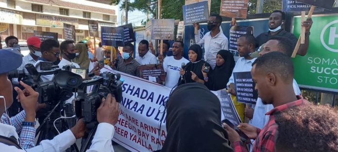 Journalists cover protesters at KM4 junction in Mogadishu, Sunday 5 September, 2021. | PHOTO CREDIT/SJS.