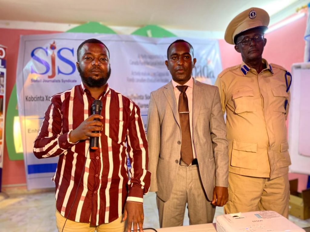 Abdishakur Abdullahi Ahmed (left), the director of City Media, which is a minority rights media station, speaks at the three-day journalists' safety training in Jowhar, Hirshabelle State, on Wednesday, 20 October, 2021.  The activity is supported by Canada Fund. | PHOTO/SJS.