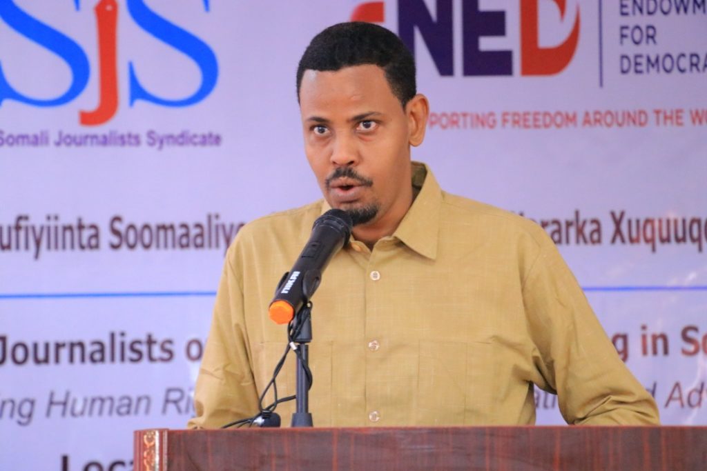 Director General of Puntland Ministry of Information, Mohamed Isse Osman, speaks at the start of a three-day human rights journalism training in Garowe, Puntland, on Monday 27 December, 2021. | PHOTO/SJS.