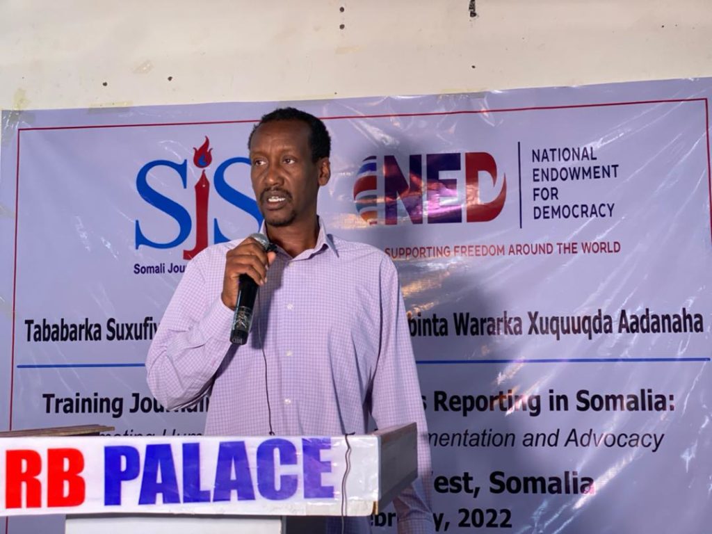 The Chairman of the Somali Media Association (SOMA), Hilal Sheikh Shueb speaks at the conclusion of a three-day human rights journalism training in Baidoa on Monday, 14 February, 2022. | PHOTO/SJS.