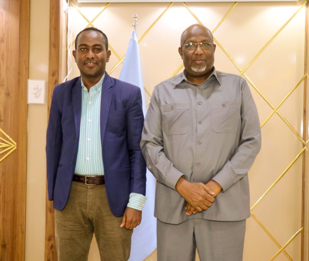 SJS Secretary-General, Abdalle Ahmed Mumin (left) and Speaker of Somali Parliament's Lower House pose for a photo after a meeting in Mogadishu on Friday, 13 May 2022. | PHOTO/Official.