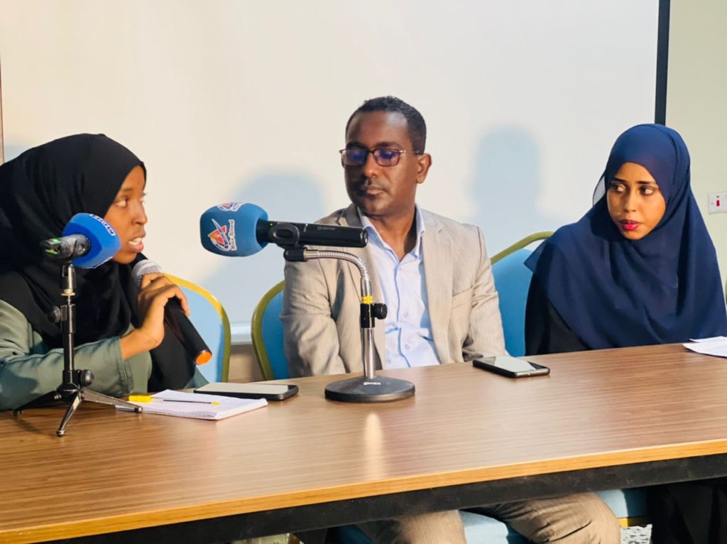 The deputy director of Arlaadi Media Network, Arlaadi Zamzam Mohamed Ali (left) speaks during a panel discussion to wrap up a three-day training of women journalists supported by German Embassy, on Friday 19 August, 2022. | PHOTO/SJS.