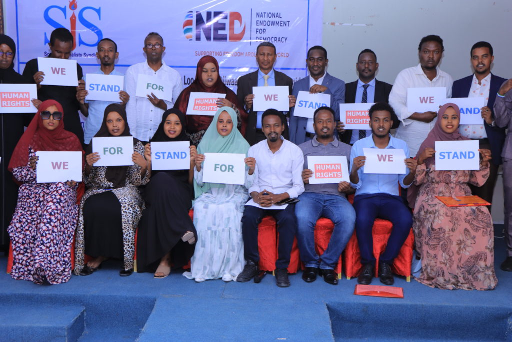 Journalists and government officials in Puntland make a pledge to "stand for human rights" during the conclusion of human rights journalism training in Garowe. | PHOTO/SJS.