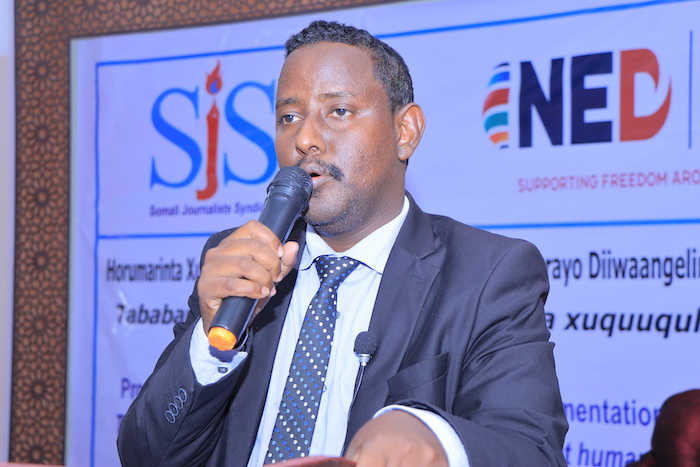 Puntland lawmaker, Mohamed Ahmed Abdi speaks during the conclusion of a three-day human rights journalism training in Garowe on 21 September, 2022 | PHOTO/SJS.